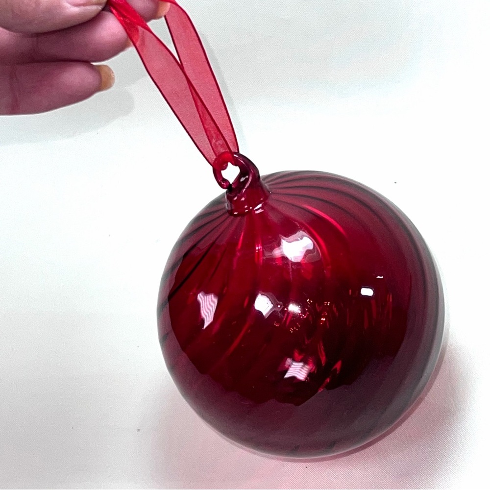 Vtg Lg 4” Ruby Red Optic Swirl Hand Blown Art Glass Christmas Orb Ball Ornament